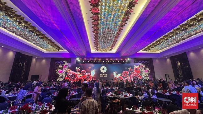 Sejumlah tamu undangan dan para tokoh telah tiba di Grand Ballroom tempat digelarnya Grand Opening The Trans Luxury Hotel Surabaya, Jumat (14/8) malam ini.Pantauan CNNIndonesia.com di lokasi, Chairman CT Corp, Chairul Tanjung dan istrinya Anita Ratna