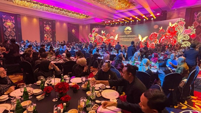 M Nuh Pimpin Doa Saat Grand Opening Trans Luxury Hotel Surabaya