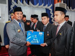 Gubernur Sulsel Sematkan Satyalancana Karya Satya untuk 398 PNS Pemprov