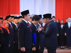 Herman Deru Serahkan Satyalancana Karya Satya untuk 491 PNS, Ini Pesannya
