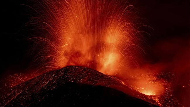 Incandescent lava and volcanic material are ejected from a crater during an eruption of Mount Etna, in Sicily, Italy, August 13, 2026. REUTERS/Giuseppe Di Stefano     TPX IMAGES OF THE DAY