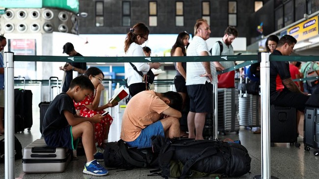 Passengers wait inside the terminal at Vincenzo Bellini Catania Airport following the closure of the airport due to an ash cloud from Sicilys Mount Etna eruption in Catania, Italy, August 14, 2026. REUTERS/Matteo Minnella