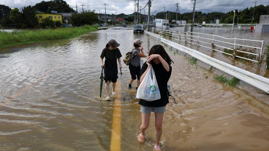Hujan lebat tak henti nan menerjang wilayah timur Jepang sejak Kamis hingga Jumat awal hari langsung merenggut tiga korban jiwa, Jumat (14/8/2026). (REUTERS/Issei Kato)