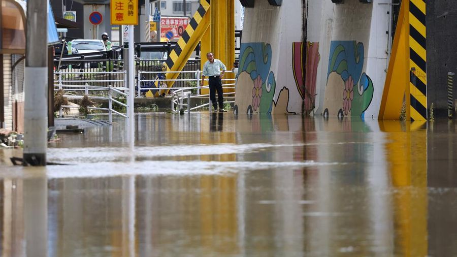 Hujan lebat tak henti nan menerjang wilayah timur Jepang sejak Kamis hingga Jumat awal hari langsung merenggut tiga korban jiwa, Jumat (14/8/2026). (REUTERS/Issei Kato)