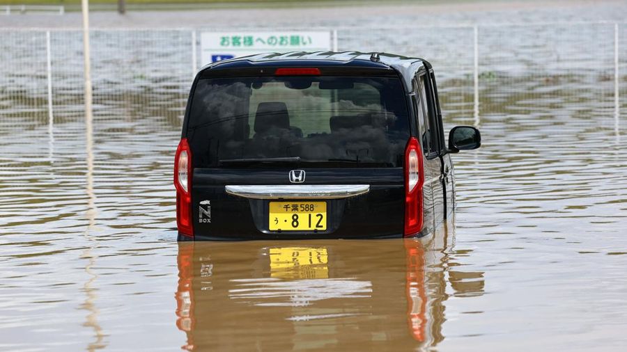 Hujan lebat tak henti nan menerjang wilayah timur Jepang sejak Kamis hingga Jumat awal hari langsung merenggut tiga korban jiwa, Jumat (14/8/2026). (REUTERS/Issei Kato)