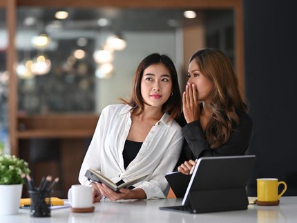 Meski Dianggap Mulut Ember, Ini Kelebihan Tersembunyi dari Orang yang Susah Pegang Rahasia