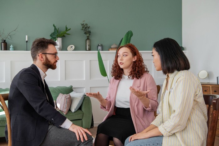 Cara mengenali orang pura-pura cerdas selanjutnya adalah mereka suka mengatakan, “Kamu memang tidak mengerti” untuk mencoba menepis poin yang tidak dapat mereka jawab. Selain itu, mereka juga menolak mengakui kesalahan.