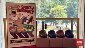 Menjelang perayaan HUT ke-81 RI, geliat penjualan produk lokal mulai terasa di sejumlah pelapak daring. Salah satunya Marhadi Official, toko yang menjual sandal berbahan kulit dengan beragam pilihan warna dan desain.