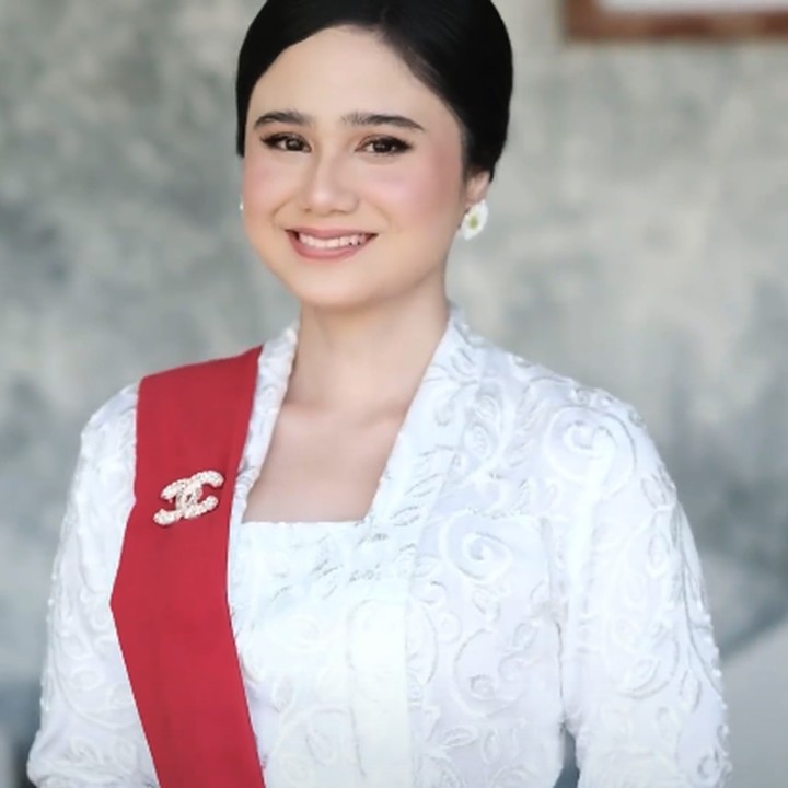 <p>Jika ingin menghadiri upacara Hari Kemerdekaan Indonesia, Bunda bisa memilih kebaya kutu baru warna putih yang dilengkapi selendang panjang agar lebih atraktif. Bros Chanel menambah kesan anggun dan mewah pada penampilan Tissa Biani. (Foto: Instagram @tissabiani)</p>