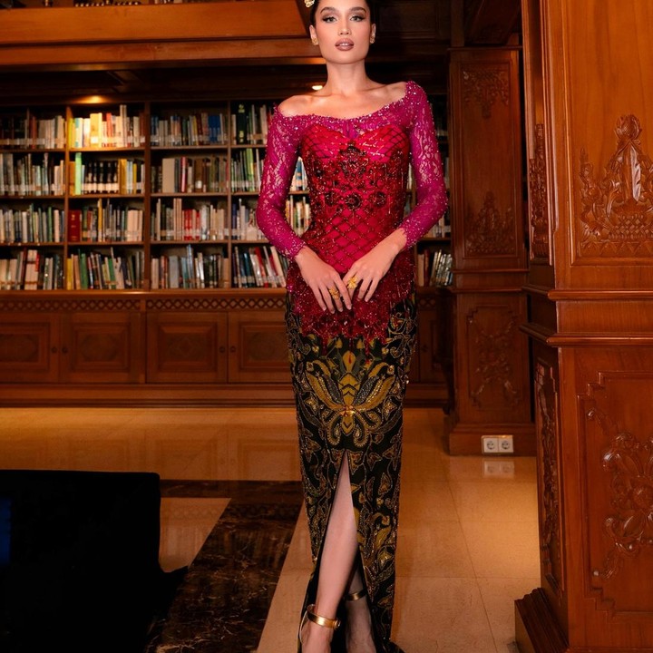 <p>Jika ingin tampil lebih modern, kebaya berpotongan sabrina bisa menjadi pilihan. Lihat saja Cinta Laura yang tampil anggun dan atraktif dengan kebaya sabrina warna shocking pink.&nbsp;(Instagram @claurakiehl)</p>