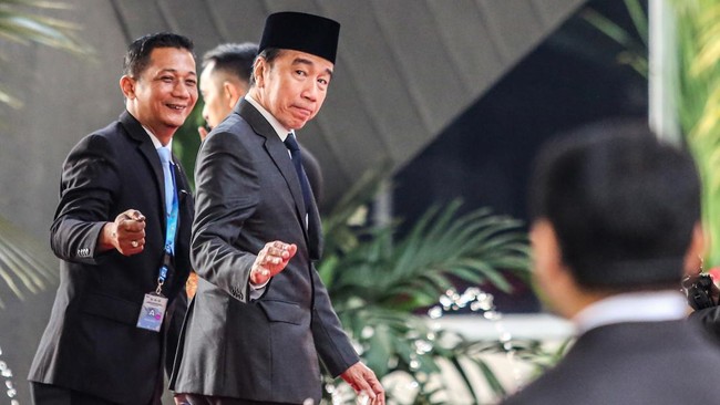Presiden ketujuh RI Joko Widodo (kanan) tiba untuk menghadiri Sidang Tahunan MPR RI dan Sidang bersama DPR dan DPD RI tahun 2026 di Gedung Nusantara, Kompleks Parlemen, Senayan, Jakarta, Jumat (14/8/2026). ANTARA FOTO/Asprilla Dwi Adha/kye