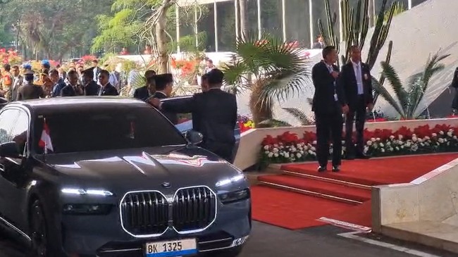 Jokowi menggunakan mobil BMW i7 saat menghadiri Sidang Tahunan MPR RI dan Sidang bersama DPR dan DPD RI tahun 2026 di Gedung Nusantara, Kompleks Parlemen, Senayan, Jakarta, Jumat (14/8/2026).