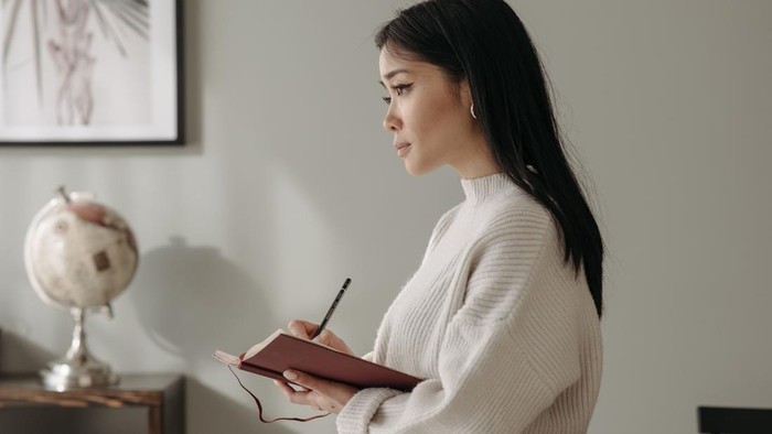 Daftar journal prompts yang bisa dicoba untuk mengelola stres