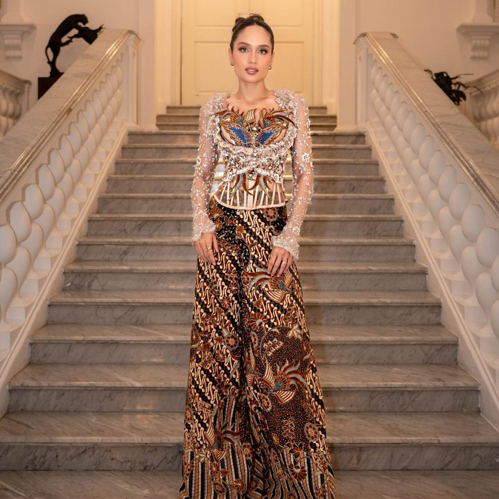 <p>Kebaya modern modifikasi kini banyak diciptakan desainer Indonesia. Seperti kebaya yang dipakai Cinta Laura ini tampak anggun, modern, dan dinamis.&nbsp;(Instagram @claurakiehl)</p>