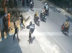 Kelompok Pelajar Pamer Sajam Depan SMKN 2 Kendari Berujung Dikejar Siswa-Guru