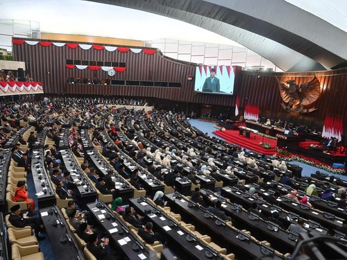 Ketua DPR RI Puan Maharani (tengah) didampingi Wakil Ketua DPR Sufmi Dasco Ahmad (kanan) dan Sari Yuliati (kiri) membuka Rapat Paripurna Masa Persidangan I DPR Tahun Sidang 2026-2027 di Gedung Nusantara, Kompleks Parlemen, Jakarta, Jumat (14/8/2026).