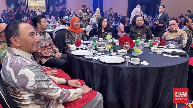 Gubernur Jawa Timur Khofifah Indar Parawansa dan Mantan Menteri Sosial RI Tri Rismaharini tiba di Grand Ballroom tempat digelarnya Grand Opening The Trans Luxury Hotel Surabaya, Jumat (14/8) malam. Ada pula mantan Menteri Sosial