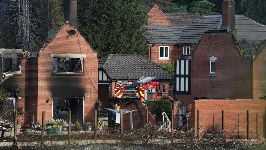 Kondisi rumah nan gosong terbakar akibat kebakaran lahan rumput dahsyat nan merembet ke sejumlah rumah pada hari terpanas tahun ini di Stourbridge, West Midlands, Inggris, Jumat (14/8/2026). (REUTERS/Temilade Adelaja)