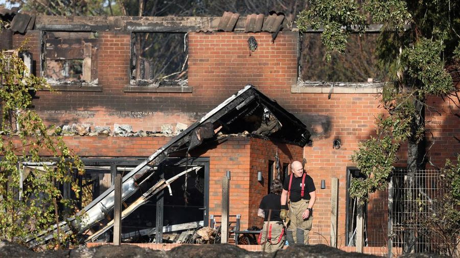Kondisi rumah nan gosong terbakar akibat kebakaran lahan rumput dahsyat nan merembet ke sejumlah rumah pada hari terpanas tahun ini di Stourbridge, West Midlands, Inggris, Jumat (14/8/2026). (REUTERS/Temilade Adelaja)
