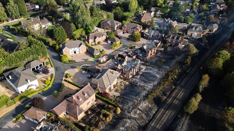 Kondisi rumah nan gosong terbakar akibat kebakaran lahan rumput dahsyat nan merembet ke sejumlah rumah pada hari terpanas tahun ini di Stourbridge, West Midlands, Inggris, Jumat (14/8/2026). (REUTERS/Temilade Adelaja)