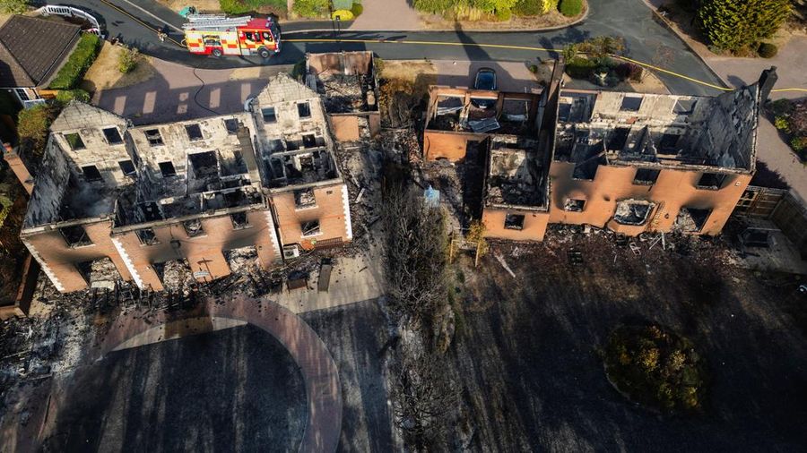 Kondisi rumah nan gosong terbakar akibat kebakaran lahan rumput dahsyat nan merembet ke sejumlah rumah pada hari terpanas tahun ini di Stourbridge, West Midlands, Inggris, Jumat (14/8/2026). (REUTERS/Temilade Adelaja)