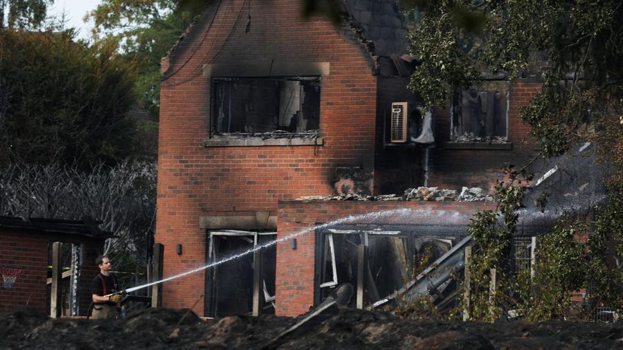 Kondisi rumah nan gosong terbakar akibat kebakaran lahan rumput dahsyat nan merembet ke sejumlah rumah pada hari terpanas tahun ini di Stourbridge, West Midlands, Inggris, Jumat (14/8/2026). (REUTERS/Temilade Adelaja)