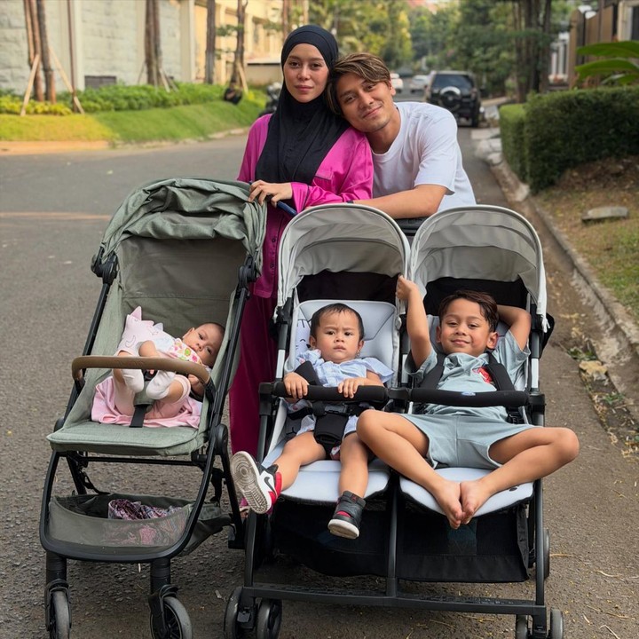 <p>Lesti Kejora dan&nbsp;Rizky Billar memperlihatkan momen hangat mereka bersama ketiga anaknya di sekitar rumah. Dalam potret tersebut Lesti mengenakan busana santai berbahan satin berwarna magenta dan Rizky yang memakai kaus putih polos. (Foto: Instagram @rizkybillar)</p>