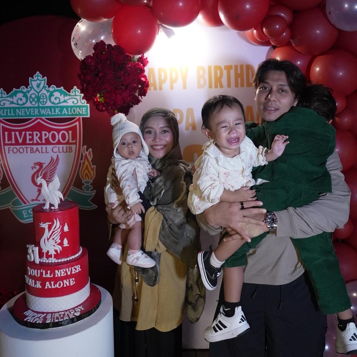 <p>Lesti Kejora juga mengunggah foto Rizky Billar saat merayakan ulang tahun dengan tema Liverpool sekaligus foto sang suami saat ikut merawat ketiga anak mereka. (Foto: Instagram @lestikejora)</p>