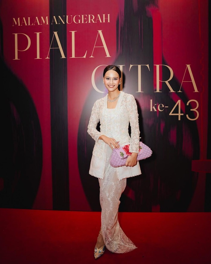 Lutesha mengenakan kebaya