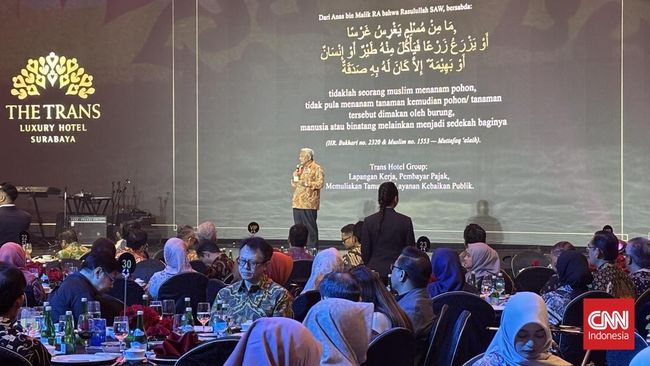Komisaris Utama PT Bank Mega Syariah Prof M Mohammad Nuh memimpin doa dalam acara grand opening The Trans Luxury Hotel Surabaya, Jumat (14/8). Dalam pengantar doanya, M Nuh mengaitkan pembukaan hotel tersebut dengan konsep shadaqah dalam ajaran Islam