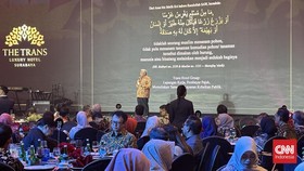Komisaris Utama PT Bank Mega Syariah Prof M Mohammad Nuh memimpin doa dalam acara grand opening The Trans Luxury Hotel Surabaya, Jumat (14/8). Dalam pengantar doanya, M Nuh mengaitkan pembukaan hotel tersebut dengan konsep shadaqah dalam ajaran Islam