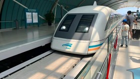 Kereta eksperimental China memecahkan rekor akselerasi, mencapai 800 km/jam dalam 5,3 detik.