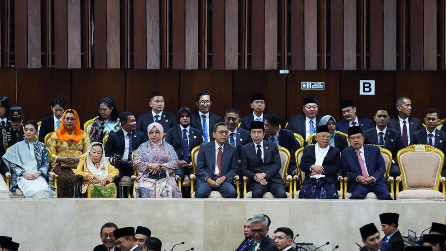 Mantan Wakil Presiden Indonesia Boediono berbincang dengan mantan Presiden Indonesia Joko Widodo sembari duduk di samping mantan Wakil Presiden Indonesia Ma'ruf Amin dan Jusuf Kalla, pada hari Presiden Indonesia Prabowo Subianto dijadwalkan menyampai