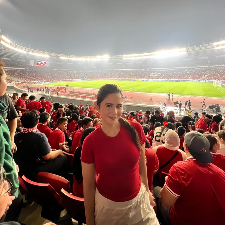 <p>Mau tampil sporty saat mengikuti lomba 17 Agustus? Mungkin pilihan celana training putih dan kaos merah sudah membuat penampilan terlihat santai. Tata rambut dengan kepang yang membuat penampilan terlihat unik namun chic.&nbsp;(Foto: Instagram @tissabiani)</p>