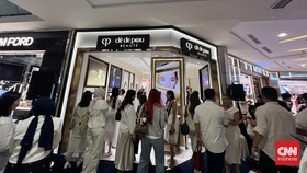 Area counter kecantikan premium Cl de Peau Beaut di Metro Pondok Indah Mall, Jakarta Selatan, dipadati pengunjung saat brand tersebut memperkenalkan Radiance Concept Shop-in-Shop pertama di Indonesia, Jumat (14/8).