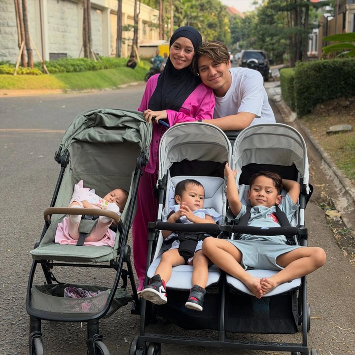 <p>Momen tersebut semakin lengkap dan menggemaskan dengan kehadiran abang L, Leshia, L&rsquo;Joyee yang berada dalam <em>stroller</em> yang berdampingan. Tidak jarang warganet mendoakan kebahagiaan mereka. (Foto: Instagram @rizkybillar)</p>