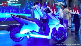 Motor listrik nasional Cakra NX1 untuk pertama kalinya dikenalkan oleh Presiden Prabowo Subianto pekan lalu.