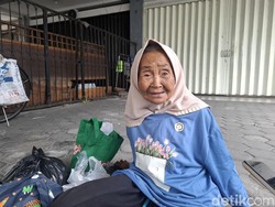 Sebatang Kara, Mbah Tiwi Jualan Nasi Ayam Rp 10 Ribu di Mergangsan Jogja