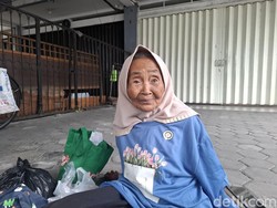 Semangat Nenek 76 Tahun di Jogja Jualan Nasi Ayam Seporsi Cuma Ceban