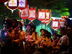 Peringati Hari Pramuka-HUT RI, Ribuan Pelajar di Banyuwangi Pawai Lampion