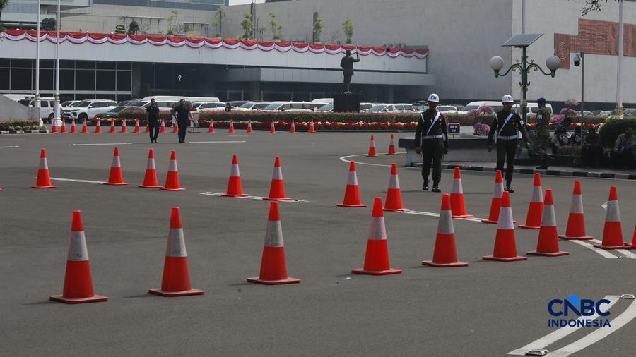Pengamanan di Kompleks Parlemen, Senayan, Jakarta, diperketat selama penyelenggaraan Sidang Tahunan MPR RI dan Sidang Bersama DPR-DPD RI, Jumat, (14/8/2026). (CNCB Indonesia/Muhammad Sabki)