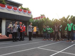 Lomba Bakiak-Servis Motor Ojol Meriahkan HUT RI di Polrestro Bekasi Kota