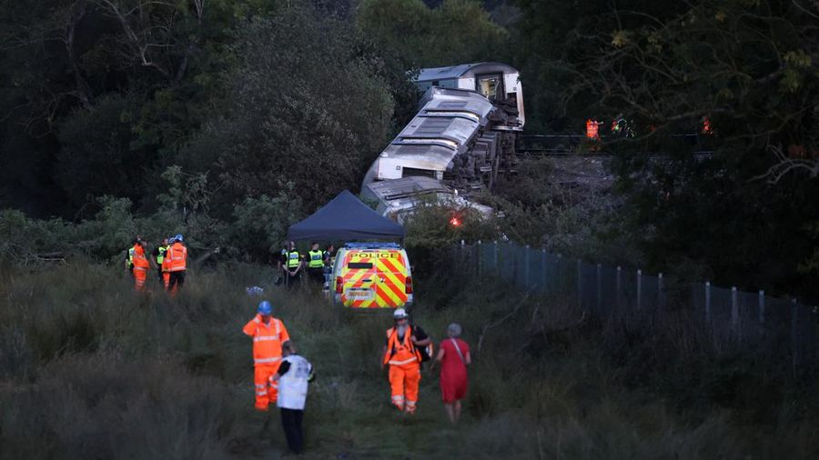 Petugas darurat bekerja di letak kejadian di samping kereta nan terguling setelah kereta penumpang jasa Southern tergelincir di dekat Lewes, Inggris tenggara, Kamis (13/8/2026). (REUTERS/Toby Shepheard)