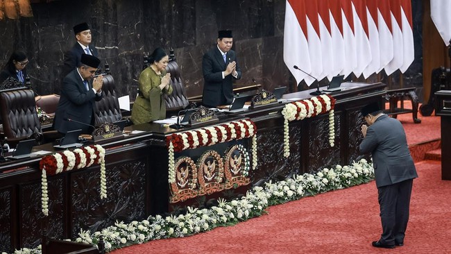 Presiden Prabowo Subianto (kanan) memberi salam kepada Ketua MPR RI Ahmad Muzani (kiri), Ketua DPR RI Puan Maharani (kedua kiri), dan Ketua DPD RI Sultan Bachtiar Najamudin (ketiga kiri) sebelum menyampaikan pidato dalam Sidang Tahunan MPR RI dan Sid