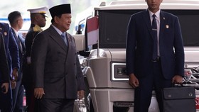Presiden dorong TNI dan Polri berkompetisi dalam pendidikan dengan pembangunan SMA berbasis ketarunaan. Fokus pada kualitas dan prestasi siswa.