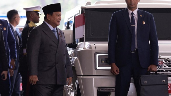 A vehicle carrying Indonesian President Prabowo Subianto arrives at the parliament building on the day he is set to deliver a speech on his 2027 budget proposals to members of Parliament, ahead of the country's 81st Independence Day, in Jakarta, Indo
