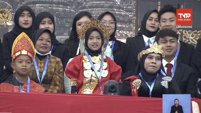 Prabowo perkenalkan siswa Sekolah Rakyat saat berpidato di Sidang Tahunan MPR di Jakarta, Jumat (14/8).