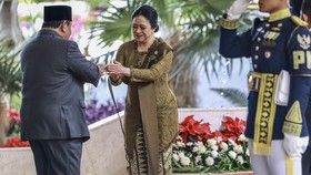 Presiden Prabowo Subianto (kiri) berjabat tangan dengan Ketua DPR Puan Maharani (kanan) saat tiba untuk menghadiri Rapat Paripurna Pembukaan Masa Persidangan I DPR Tahun Sidang 2026-2027 di Gedung Nusantara, Kompleks Parlemen, Jakarta, Jumat (14/8/20