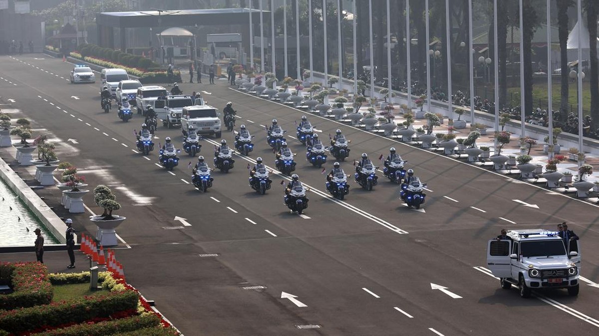 Iring-iringan kendaraan yang membawa Presiden Prabowo tiba di Kompleks Parlemen untuk menghadiri Sidang Tahunan MPR RI dan Sidang Bersama DPR-DPD RI Tahun 2026 di Jakarta, Jumat (14/8/2026). ANTARA FOTO/Dhemas Reviyanto/sgd