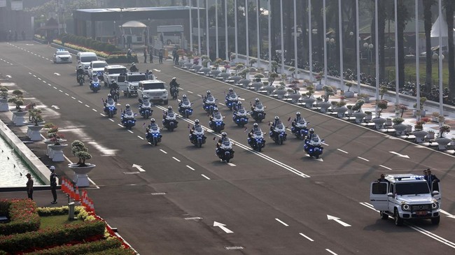 Iring-iringan kendaraan yang membawa Presiden Prabowo tiba di Kompleks Parlemen untuk menghadiri Sidang Tahunan MPR RI dan Sidang Bersama DPR-DPD RI Tahun 2026 di Jakarta, Jumat (14/8/2026). ANTARA FOTO/Dhemas Reviyanto/sgd